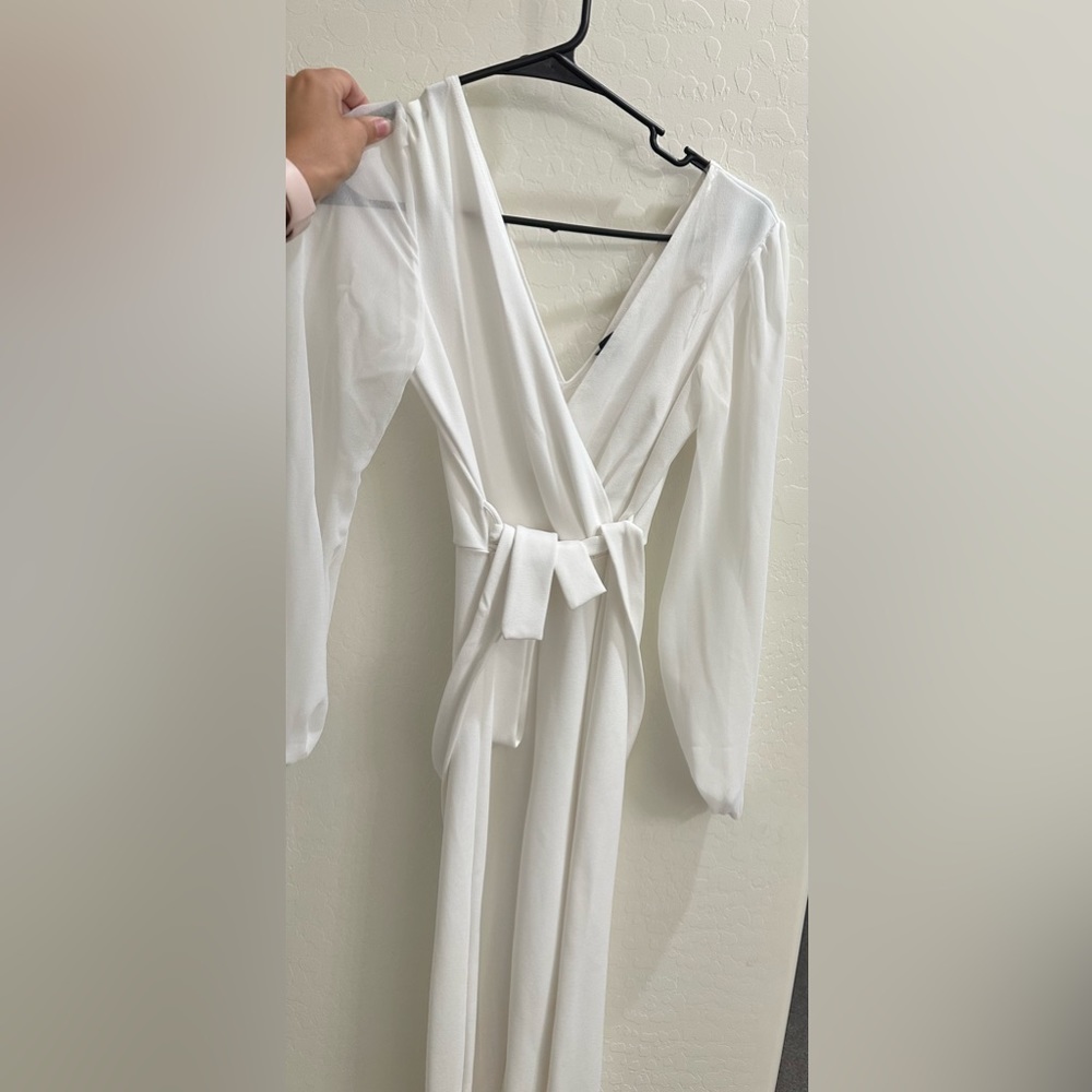 White romper size XS worn once. Sleeves are see through but rest of it isn’t!